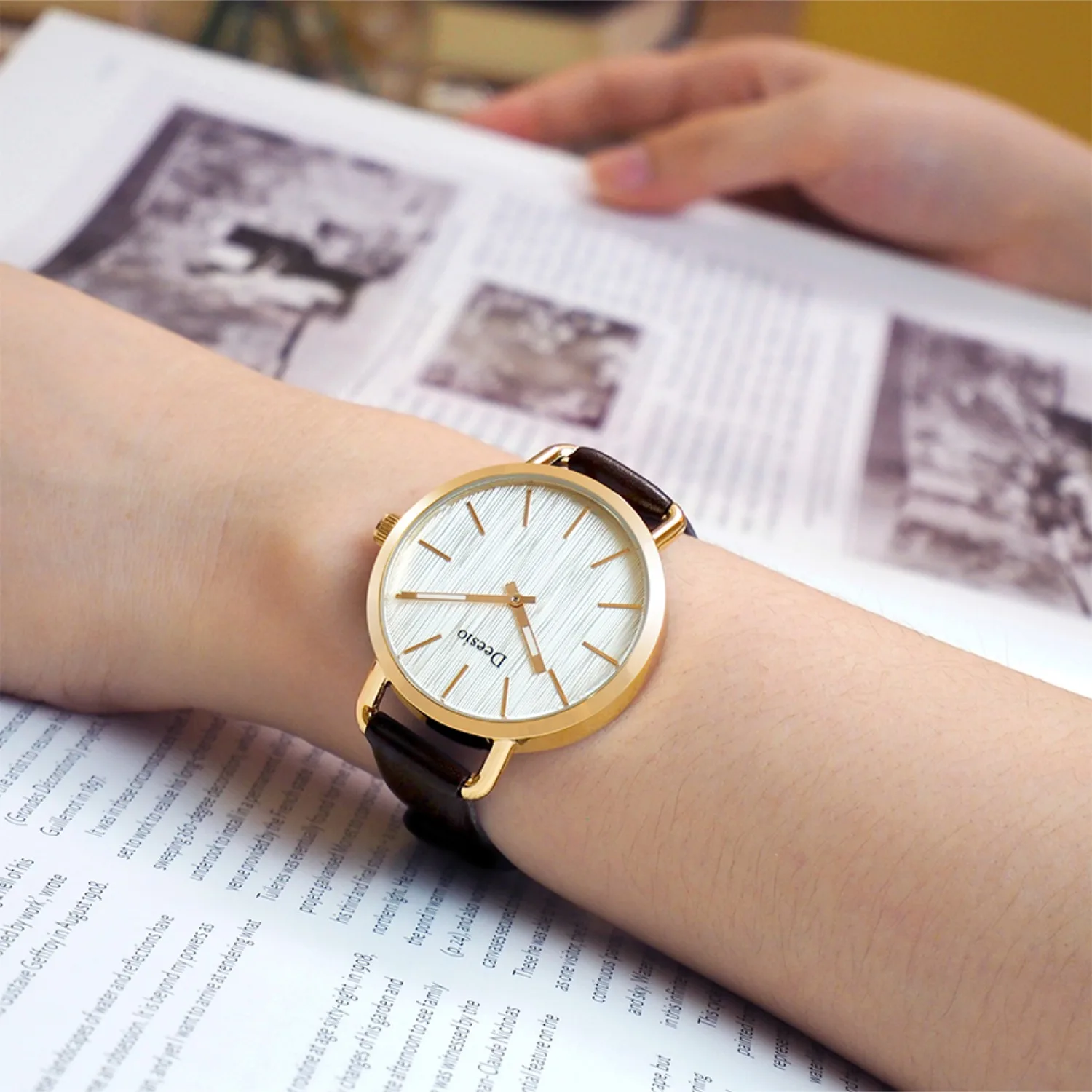 Deesio Relógio de casal de quartzo elegante, simples e fino com material de aço inoxidável e pulseira de couro, presente de dia dos namorados