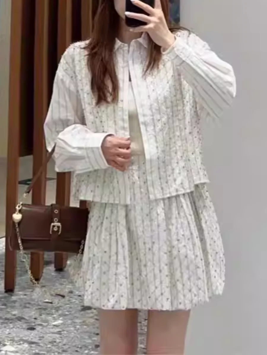 

Женский комплект с пайетками и полосками в стиле аргайл: мини-юбка А-силуэта с высокой талией + рубашка с отложным воротником и длинными рукавами, лето 2026