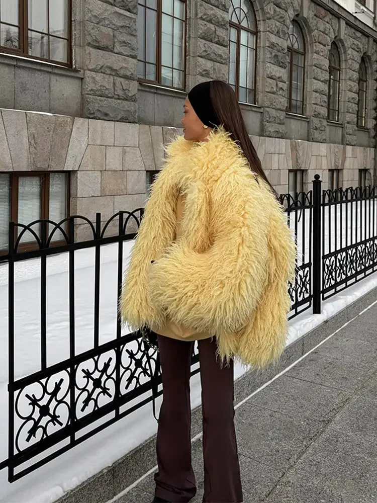 Żółty płaszcz damski z imitacji futra z frędzlami, dekolt w serek, długi rękaw, luźna, ciepła kurtka, nowość na zimę 2025, odzież wierzchnia w stylu ulicznym do pracy.