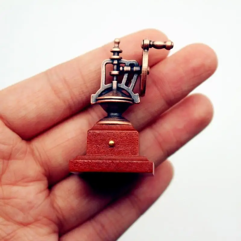 1 pièces Simulation classique manuel Vintage cafetière émule la vie décor 1:12 Mini cafetière en métal café maison de poupée accessoires