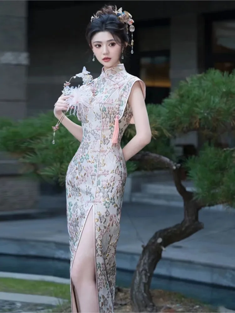 กี่เพ้าปักสไตล์จีนใหม่และชุดราตรีที่หรูหรา