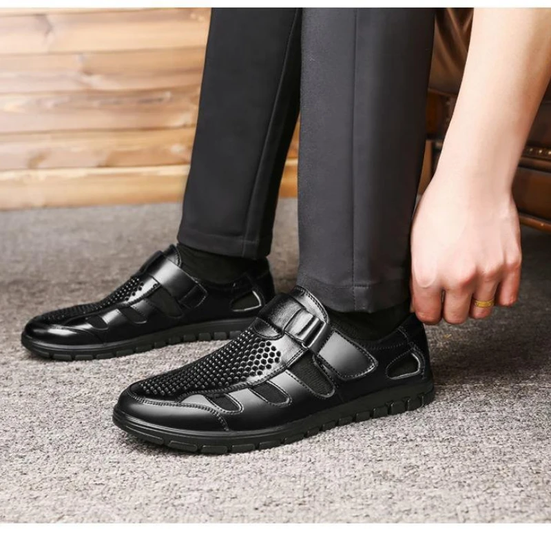 

Кожаные летние мужские сандалии, уютные полые, нескользящие, мягкие, крутые, с подсветкой, дышащие, классические, носимые, модные, повседневные кожаные сандалии2025