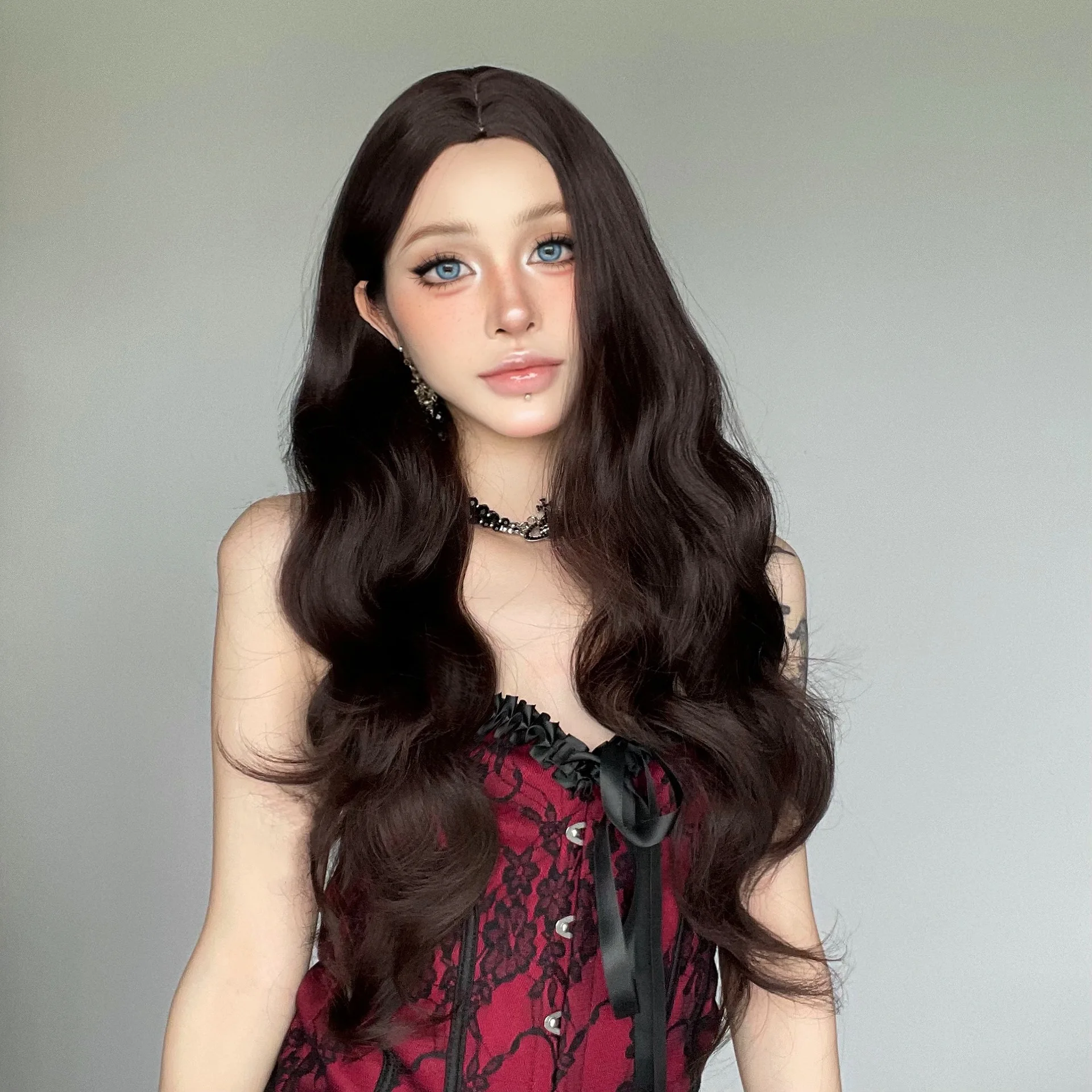 

Длинный волнистый синтетический парик с пробором посередине для женщин, цвет белое золото, крупные локоны, полиэстеровый головной убор.