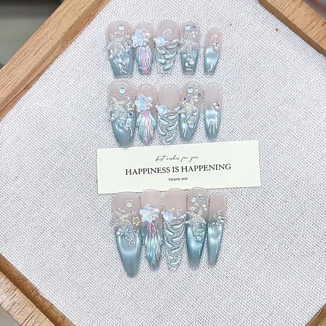 

Dai Yueda, purely handmade kneading process, the secret of the new sea, hand-painted fish tail spray cat eye manicure patch 1PC