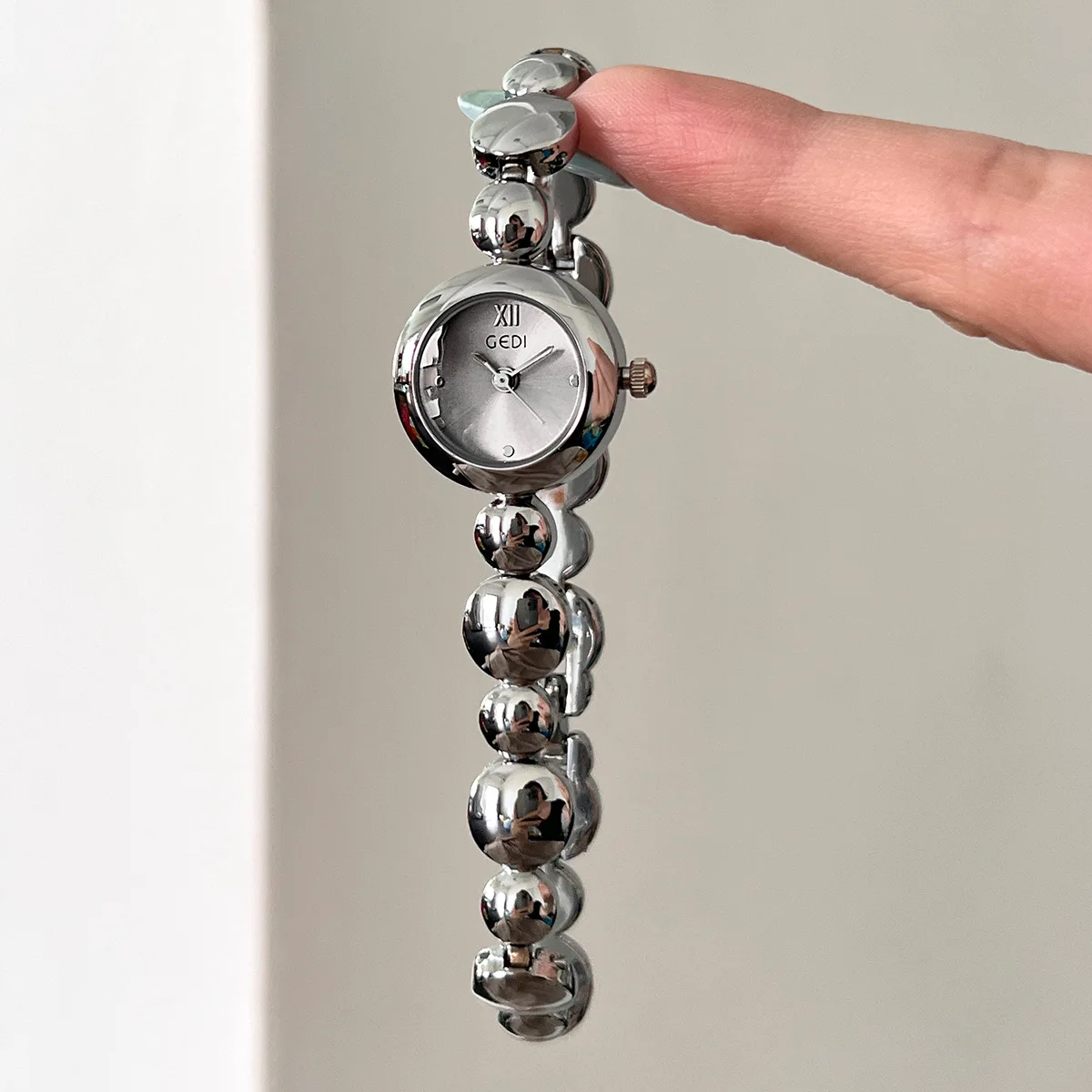 Relógio de pulseira com design de contas pequenas luxo feminino nicho vintage de alta qualidade casual versátil relógio de quartzo aço inoxidável