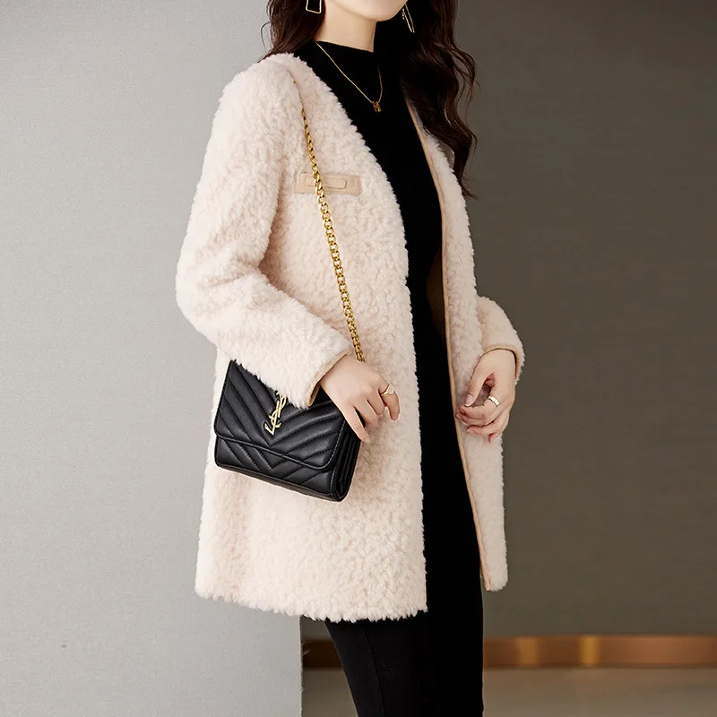 2024 new lamb fur coat for women in autumn and winter, featuring suede and velvet for socialites, fashionable and thickened with