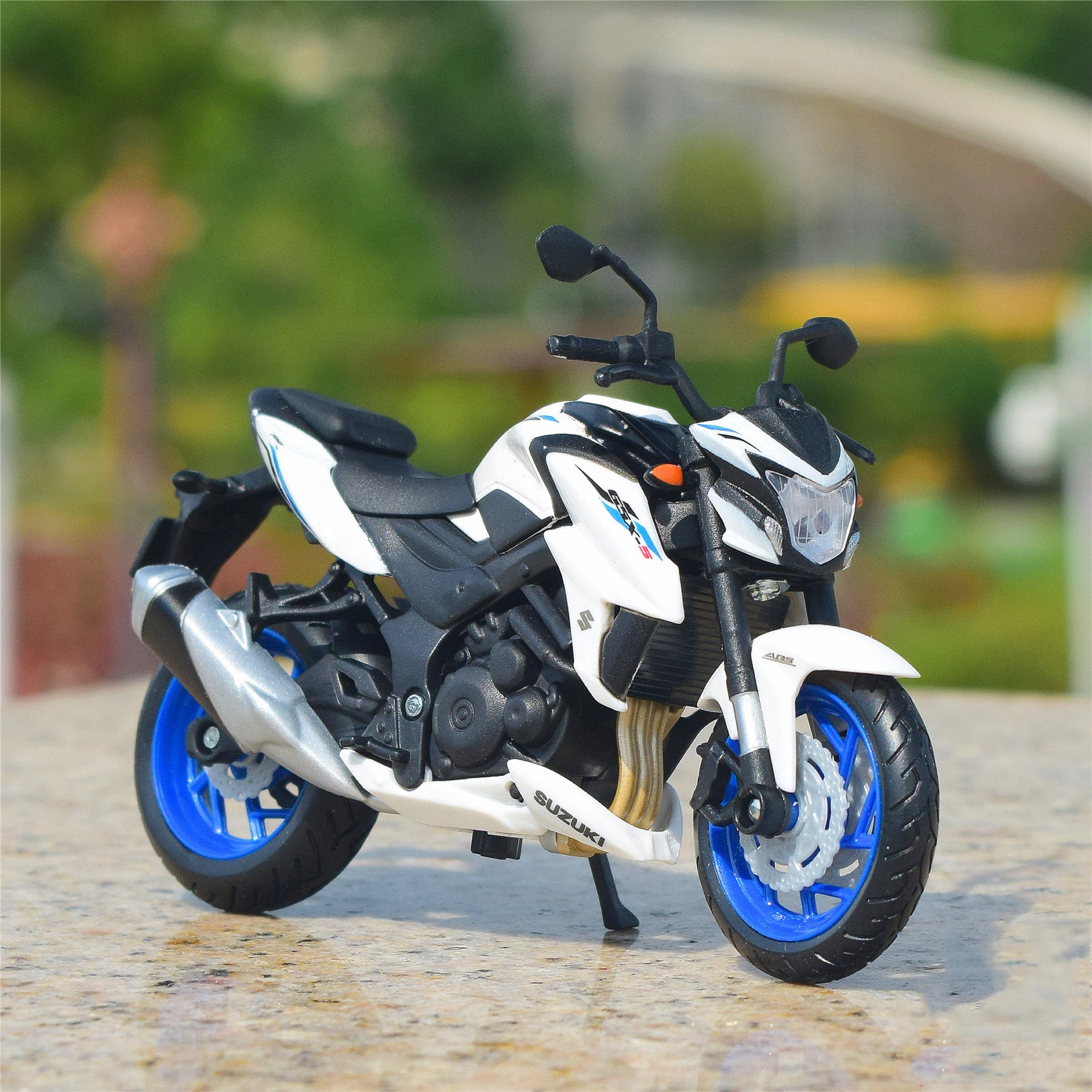 Maisto 1:18 Suzuki GSX-S750 ABS Alloy Race Motorcycle Model Simulation Diecast Metal Street Motorcycle Model Childrens Toys Gift