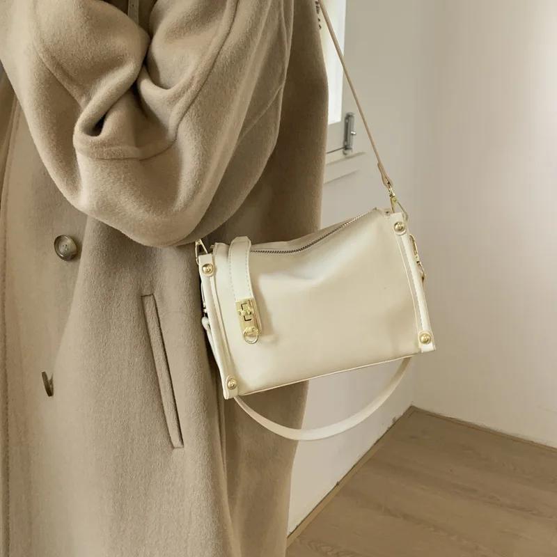 

2026 Early Autumn New Niche Maillard Matte Temperament Tote Bag Women's Large-capacity Commuting Daily Portable Messenger Bag