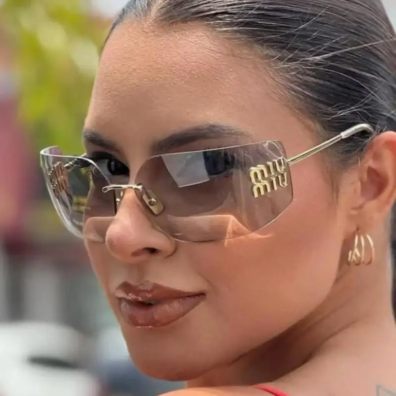 نظارات شمسية معدنية منحنية بدون إطار مع نمط فتاة Y2k ميلينيوم الساخن المخصص، نظارات شمسية عصرية للتصوير الفوتوغرافي في الشوارع