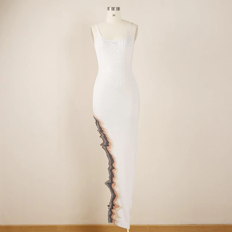 Nowa moda na lato 2025, wszechstronna i wyszczuplająca sukienka z nieregularnym dekoltem typu halter, eleganckim urokiem i rozcięciem w kształcie płomienia.