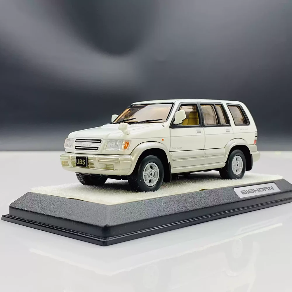 Die-cast 1:43 Scale Isuzu Bighorn Off-road Vehicle Simulation