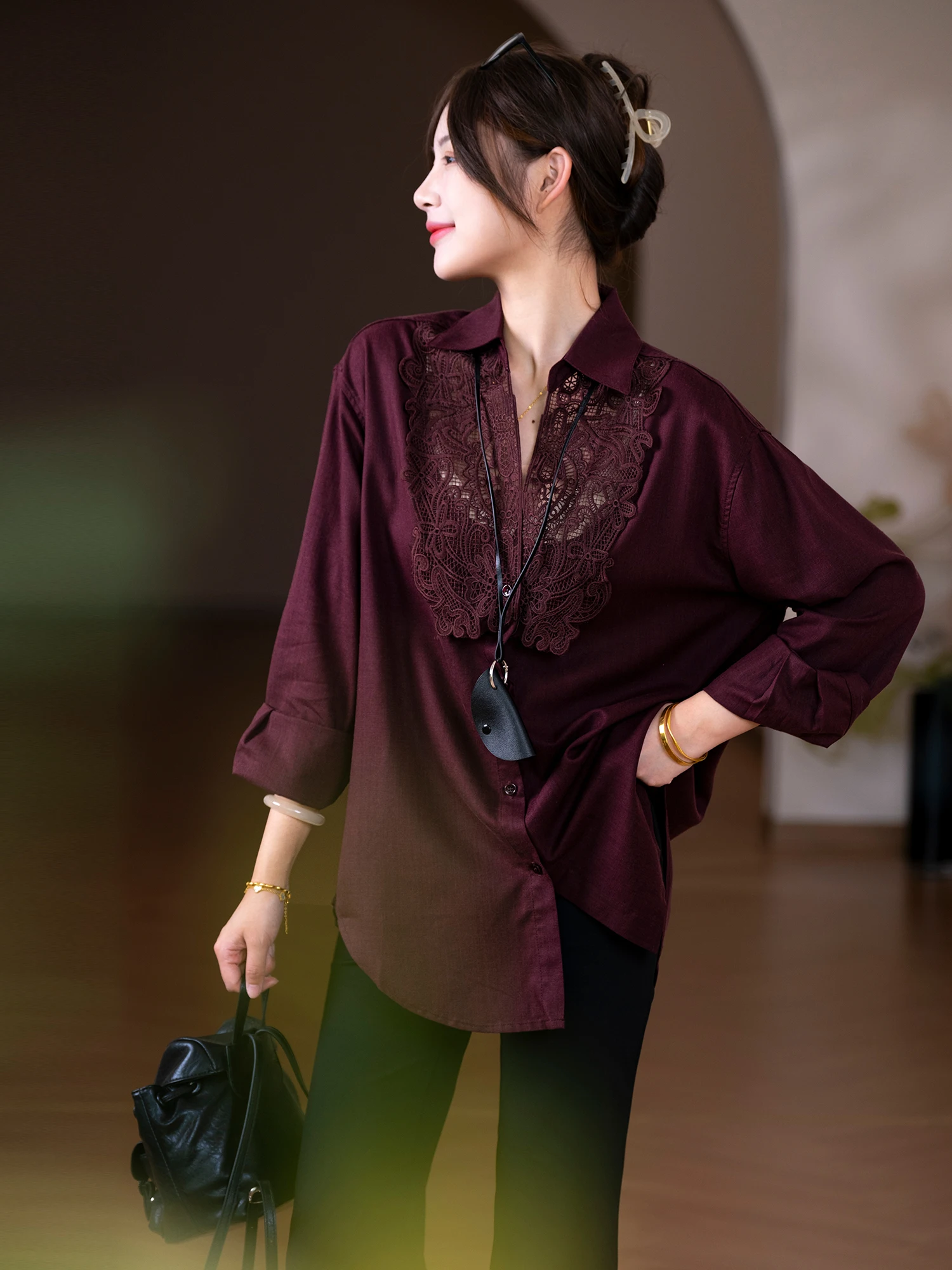 

Свободная женская летняя блузка с художественной вышивкой и ажурными вставками от бренда Little Ear, 100% лиоцелл, легкая и комфортная.