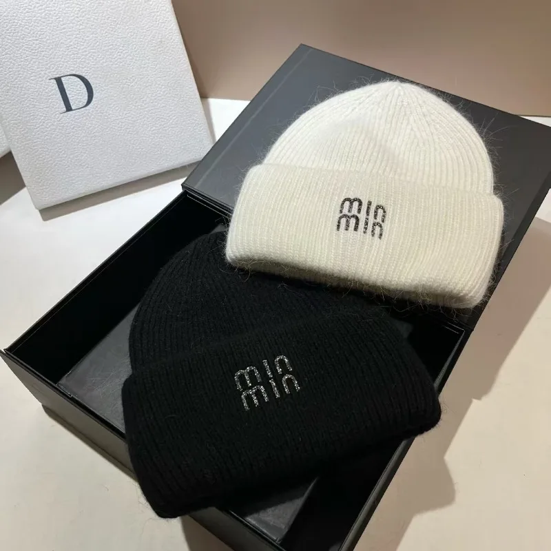 

Роскошная зимняя шапка с буквами из страз для мужчин и женщин, из натурального кроличьего меха, теплая и ветрозащитная, толстая вязаная шапка.