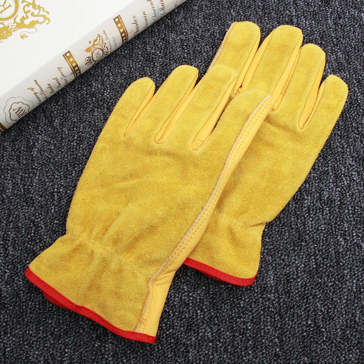

Protective Gloves for Gardening Industrial Labour Made of Durable Material Ideal for Beekeeping Electrowelding Cattle Gloves