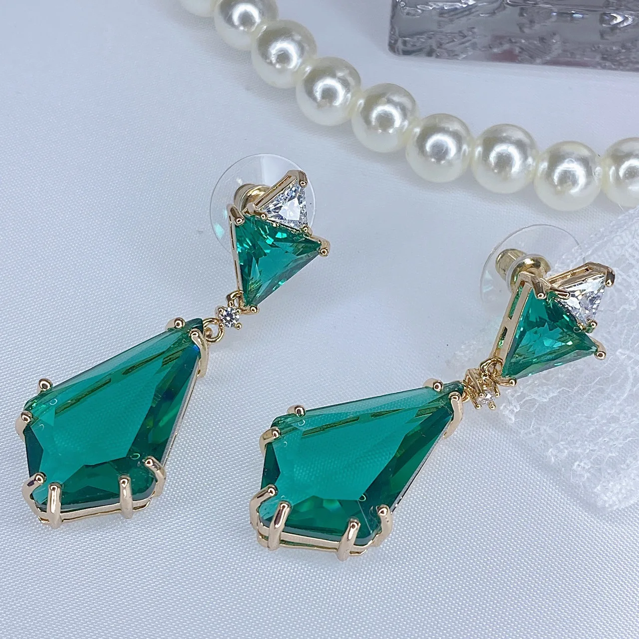

Серьги-капли для женщин S925, иглы, роскошные винтажные треугольные искусственные изумрудные драгоценные камни, темперамент, кубический цирконий, ювелирные изделия