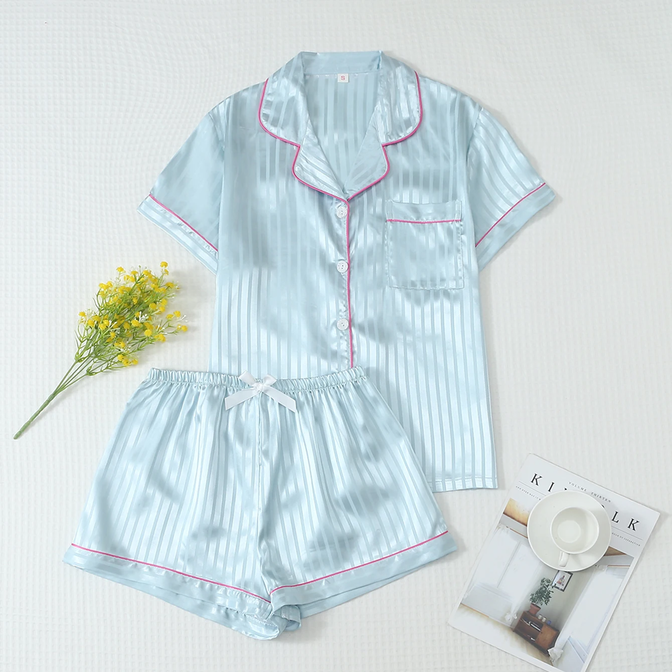 Two-Piece Set of Comfortable Satin Fine-Striped Printed Collared Button-Down Short-Sleeve Top with Pockets and Bow-Knot Shorts, Spring and Summer Women's Pajamas and Loungewear Set Suitable for Home Use