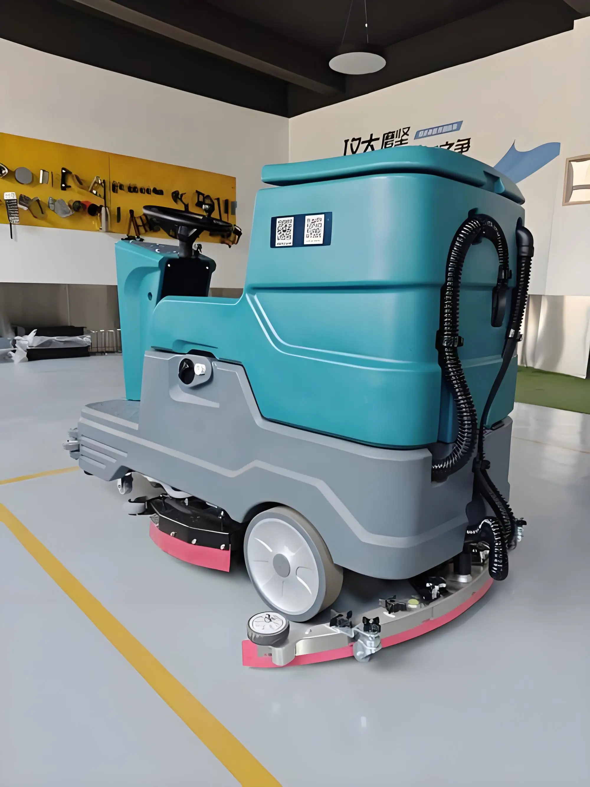 770 model factory direct sales ride 4-5 hours of working time to clean warehouse cement floors and floor scrubbers
