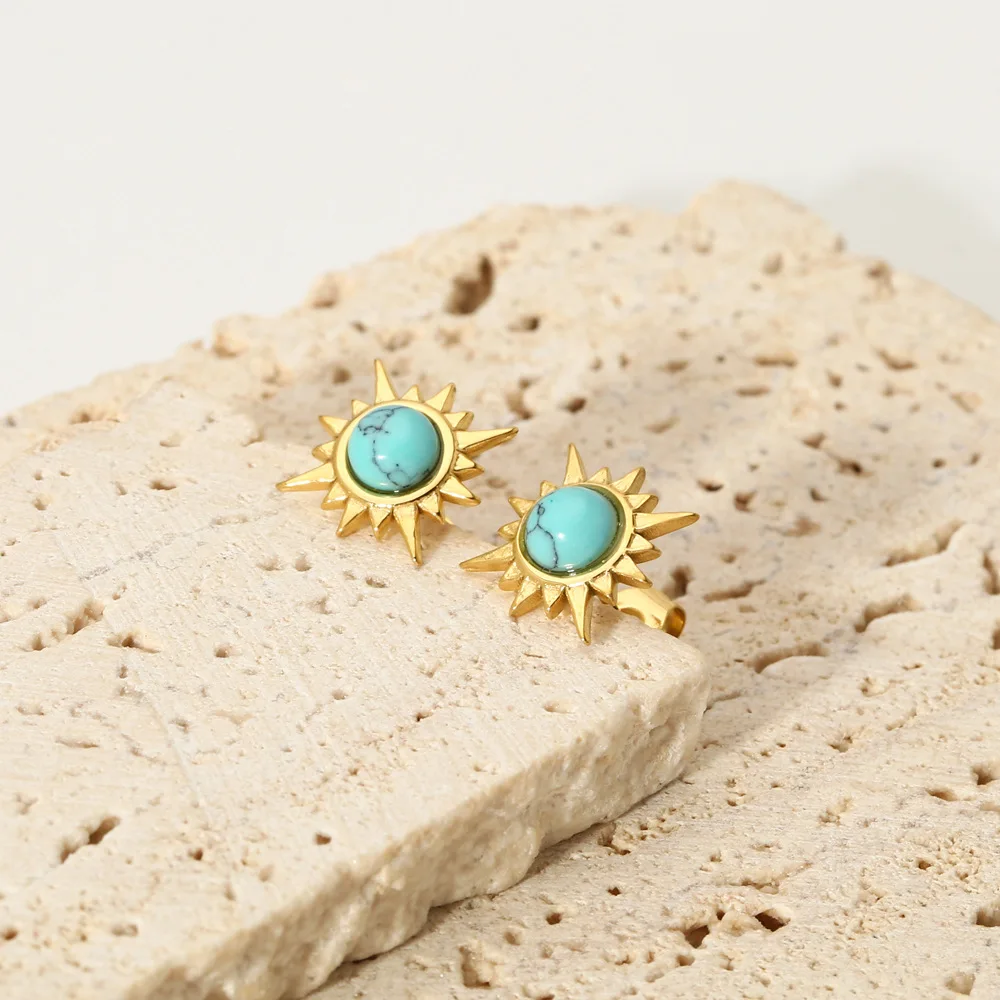 أقراط حجرية من الفولاذ المقاوم للصدأ باللون الذهبي على شكل شمس للنساء