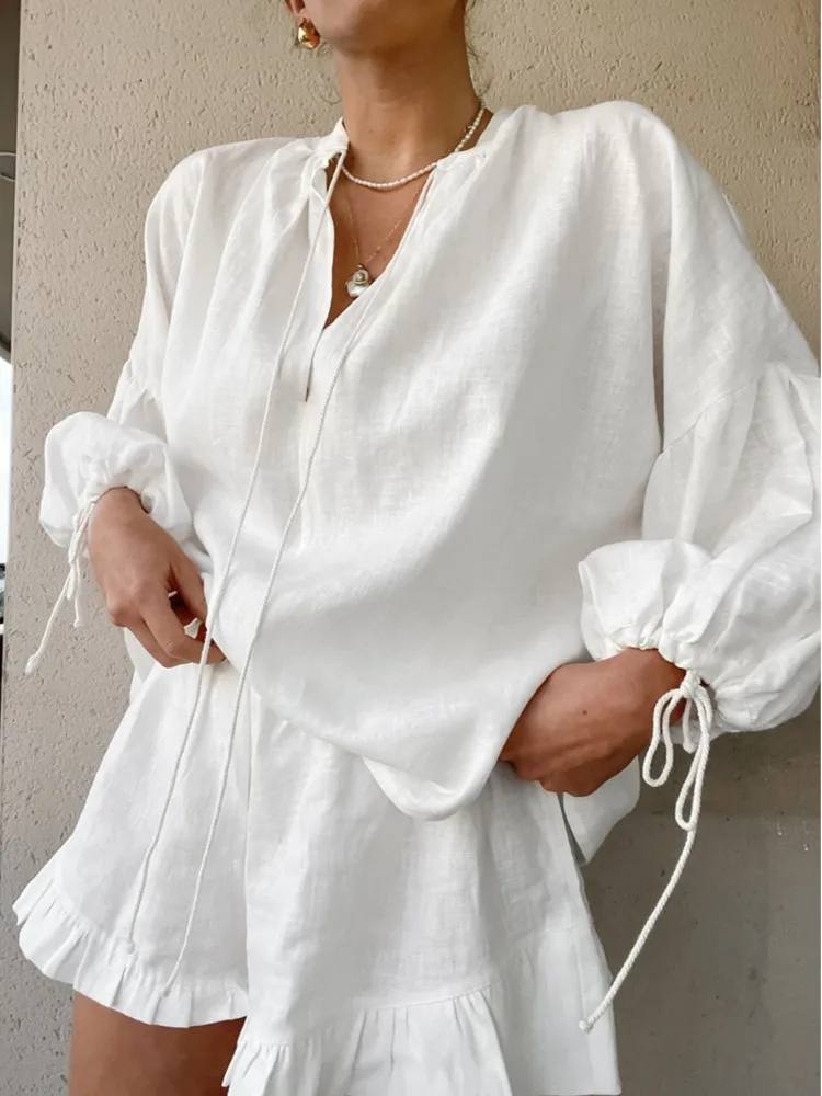 

Женские повседневные костюмы, модные комплекты из двух предметов, весна-лето, хлопок и лен, свободная блузка с длинными рукавами и шнурком, комплект с оборками и шортами