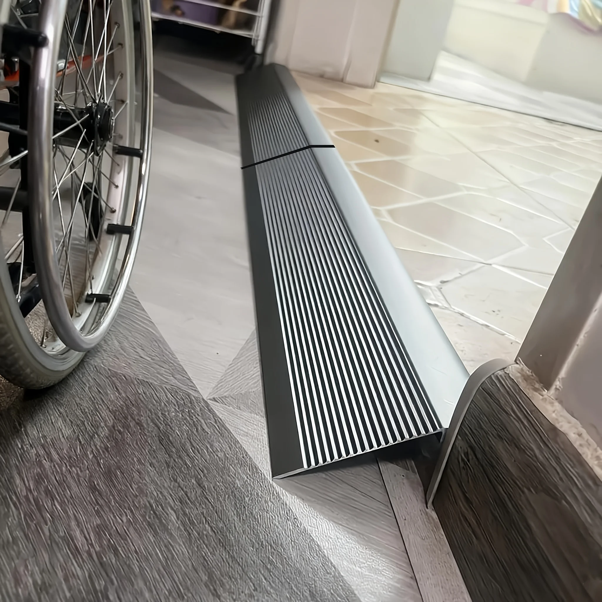 

2 шт. модульных пандусов для инвалидных колясок длиной 17,72 дюйма, легкие алюминиевые противоскользящие пандусы, легко моются, для роботов-пылесосов, для использования в дверных проемах и на порогах дома