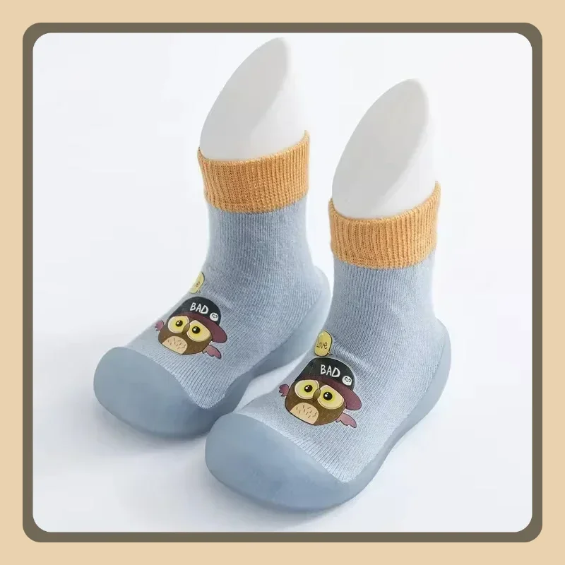 الكرتون لينة وحيد البرنز الطفل رياض الأطفال النحل محبوك أحذية المشي في الأماكن المغلقة الجديدة للأطفال الجوارب والأحذية