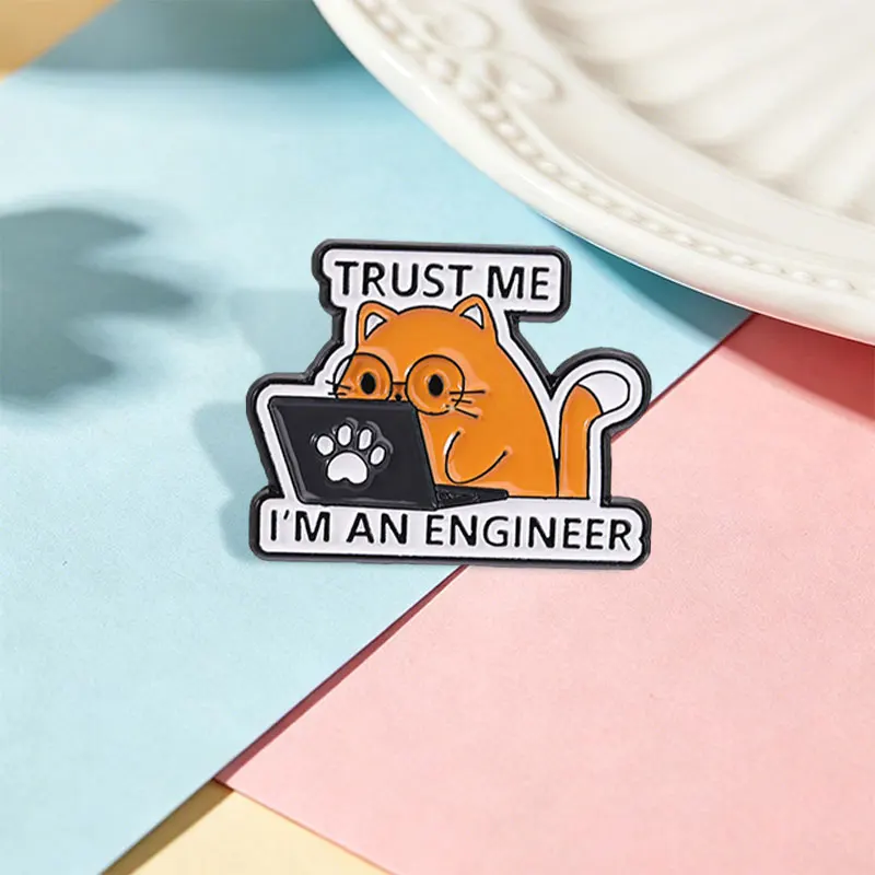 Vertrauen Sie mir, ich bin Ingenieur - Katzen-Emaille-Pin, arbeitende orange Katze mit Brille, Brosche, Rucksack-Anstecknadel, Schmuckgeschenk für Freunde – Detail 7