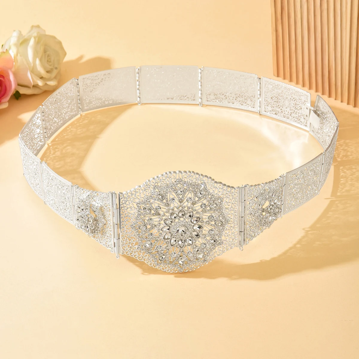 حزام خصر الزفاف على طراز Wthnic في الشرق الأوسط مع زخارف كريستالية إكسسوار زفاف فاخر لصور ظلية الزفاف الأنيقة