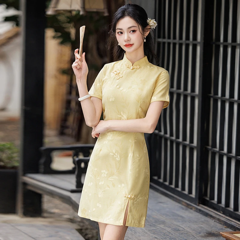 

Новое желтое платье-ципао в китайском стиле, винтажное платье-чонсам с коротким рукавом и 3D-рельефным узором, облегающее мини-платье