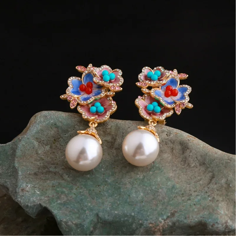

Flower Treasure Sweet Temperament Earrings Pink Zircon Camellia Pearl Earrings Retro French Lady Style Earrings