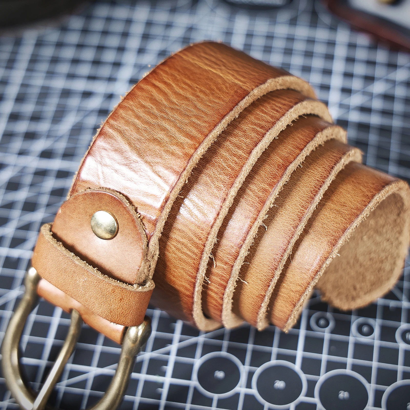 Vintage Echtleder-Herrengürtel mit Kupferschnalle, Handgefertigter Casual-Gürtel mit Geschenkbox, Verstärktes Oberleder aus Italien – Detail 35