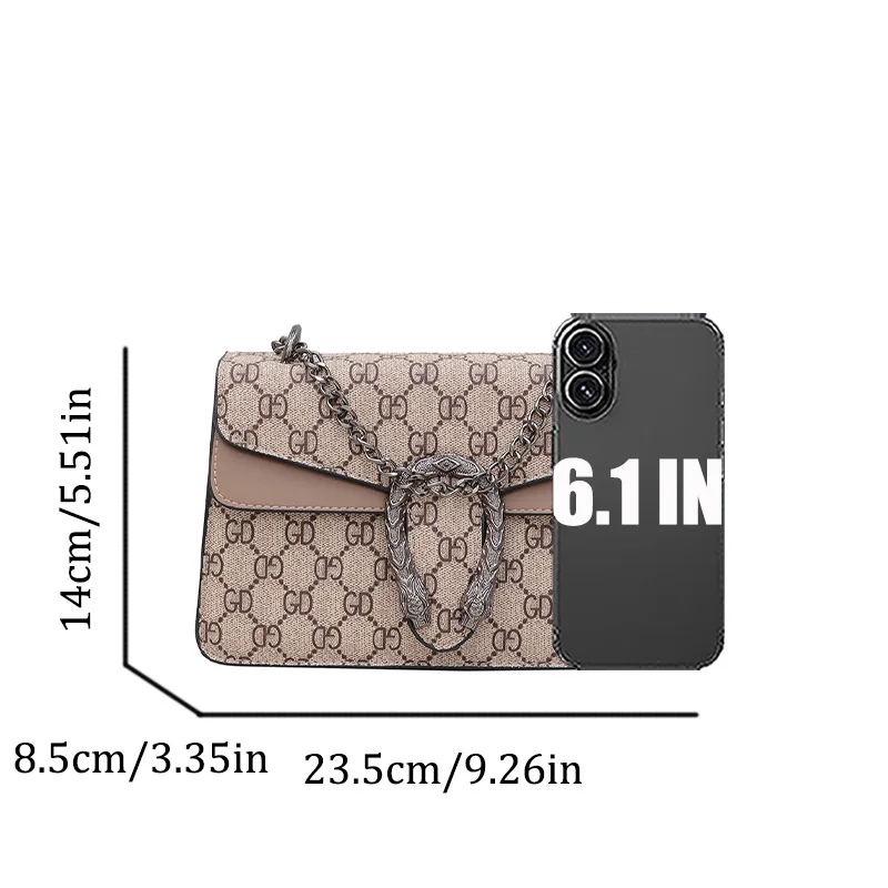 حقيبة كروس نسائية عصرية بطباعة حروف - PU مع حزام سلسلة معدنية وقفل مغناطيسي وقاعدة متينة للتسوق والاستخدام اليومي