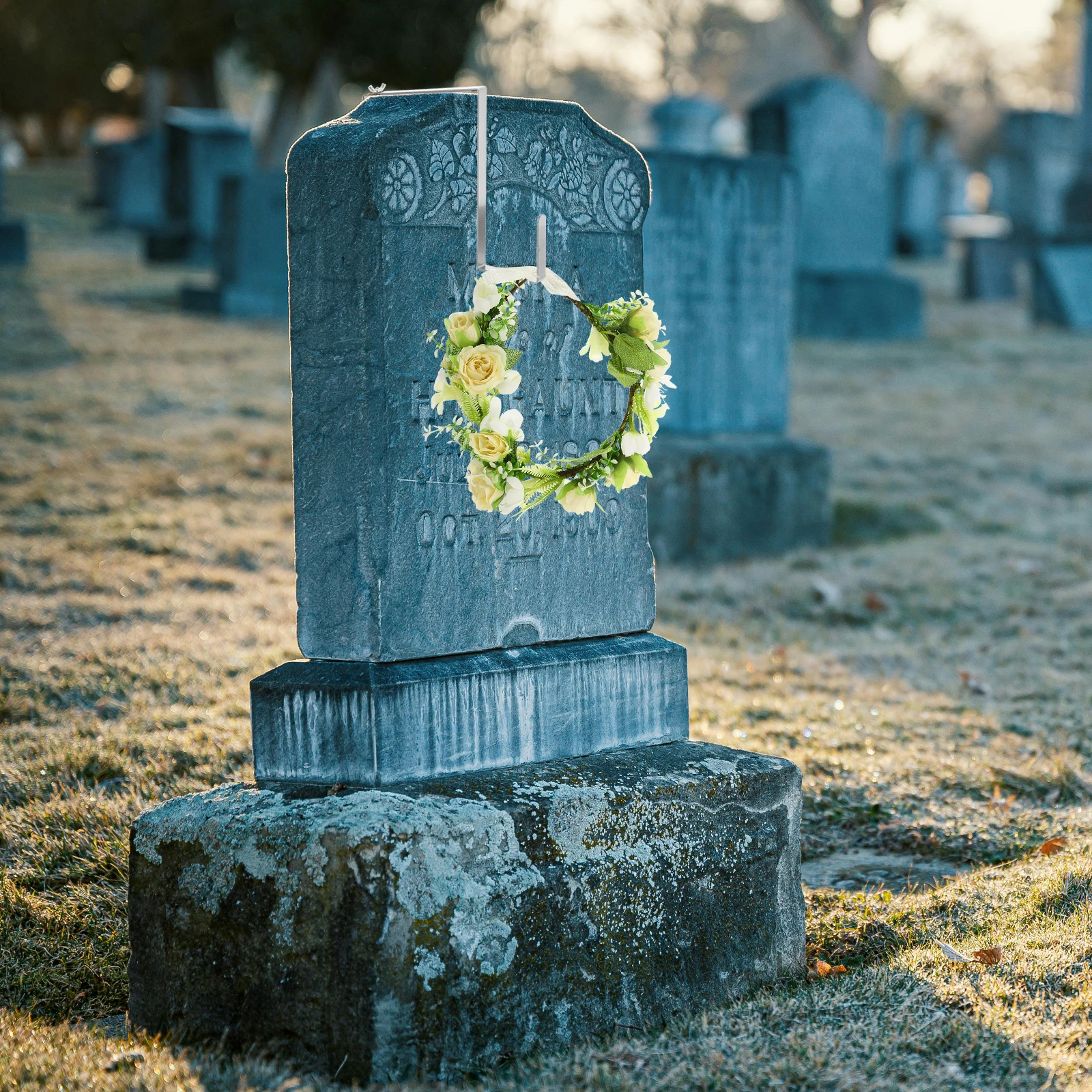 

4Pcs Adjustable Metal Wreath Hangers Headstone Grave Marker Decoration Flower Holder Cemetery Hook Adjustable Wreath Hanger