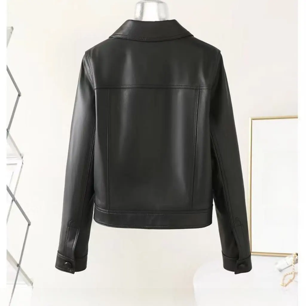 เสื้อแจ็คเก็ตหนังผู้หญิง สไตล์มอเตอร์ไซค์ สำหรับฤดูใบไม้ร่วง ตัดเย็บแบบสั้น เรียบหรู เหมาะสำหรับใส่ไปทำงาน พร้อมกระเป๋าติดสติ๊กเกอร์