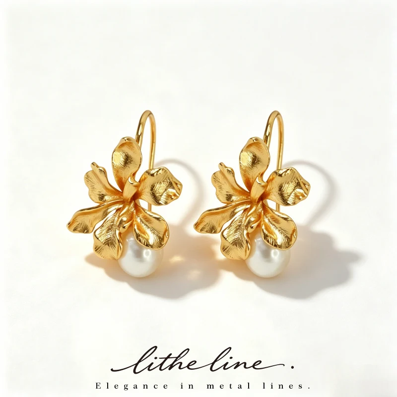 Pendientes de gancho con flor de iris chapados en oro de 24K de Litheline, con perlas barrocas, aptos para perforaciones sensibles a plomo y níquel.