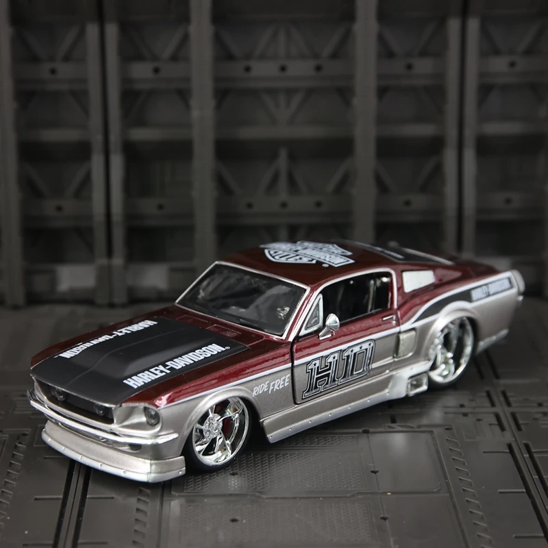 

Maisto 1:24 Simulated Ford Mustang GT 1967 alloy supercar model, car accessories, doors and engine hood, trunk can be opened