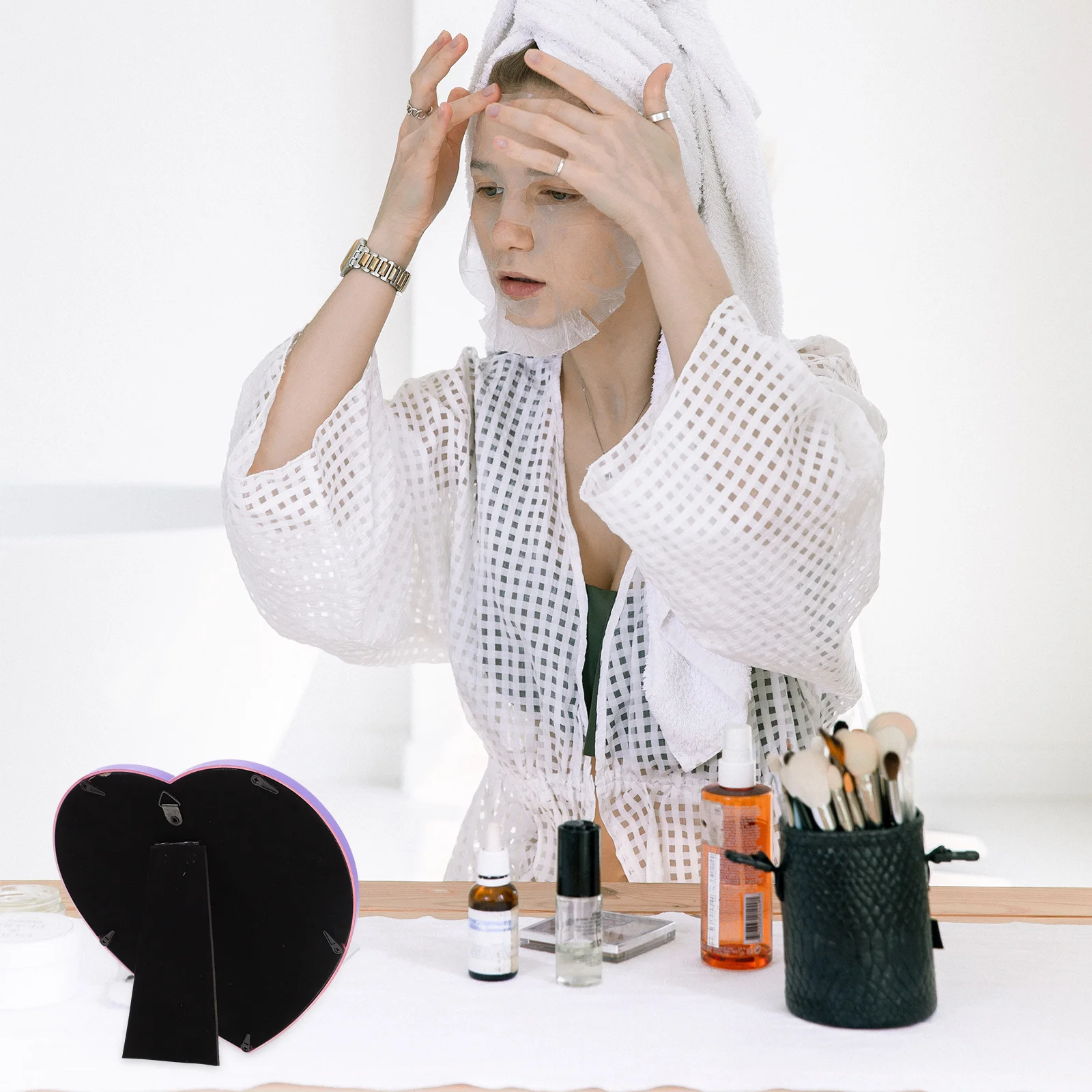 Heart-Shaped Mirror Exquisite Workmanship Smooth Hd Reflection Wall-Mounted Desktop Use Creative Design Clear Makeup Mirror