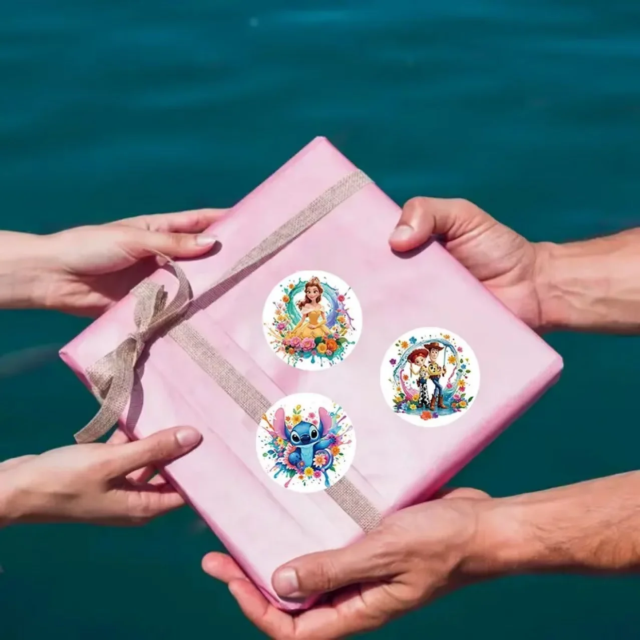 500 قطعة ديزني ميكي المجمدة غرزة Kawaii ملصقات الأمتعة الكتابة على الجدران لعبة سيارة الشارات لاصقة تزيين هدية إغلاق شريط عزل #2