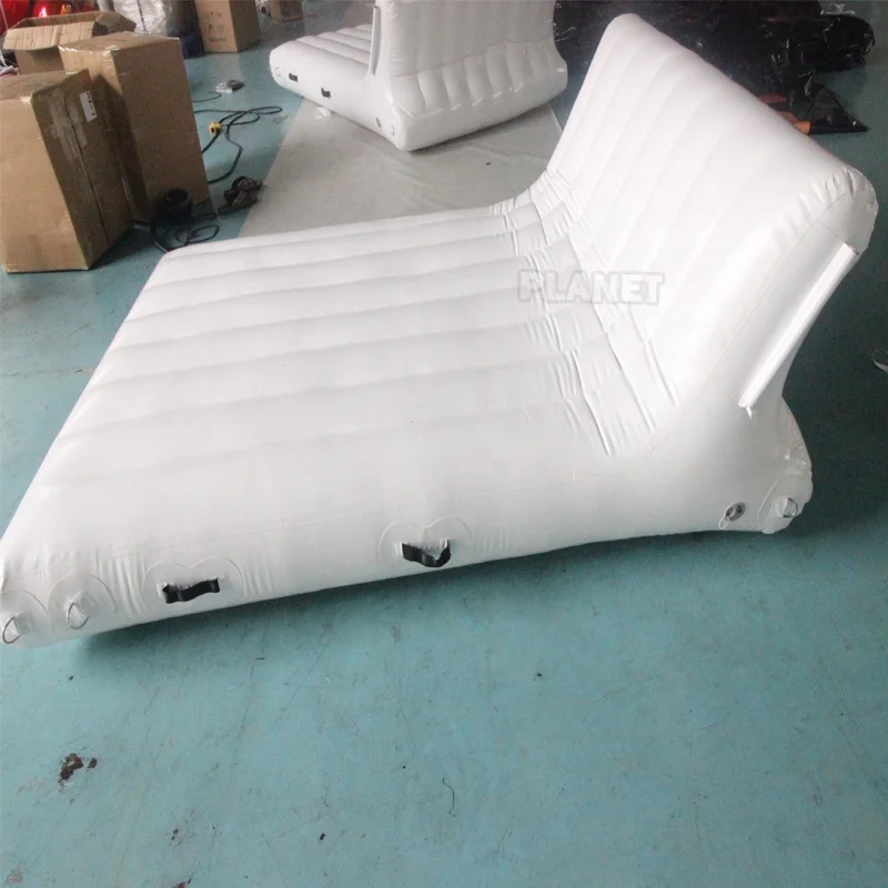 Nuevo diseño barato barco yate inflable isla flotante plataforma cama grande inflable Loue sofá de agua silla
