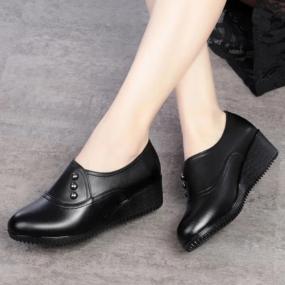 2022 Fashion sli-on loafers woman ballet shoes Grandma black leather casual platform women shoes spring