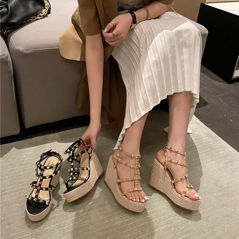 

Rivet Sandalias De Mujer Open Toe Ankle Buckle Strap Ladies Platform Wedges Sandals High Heels Roman Rattan Grass Woven Shoes