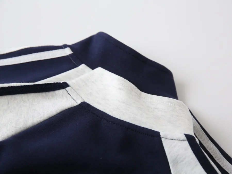 Sportlicher Kinder-Halbzip-Sweatshirt Herbst Farbblock Langarm-Pullover mit Flugzeug-Stickerei Lässige Jungen-Oberbekleidung – Detail 5