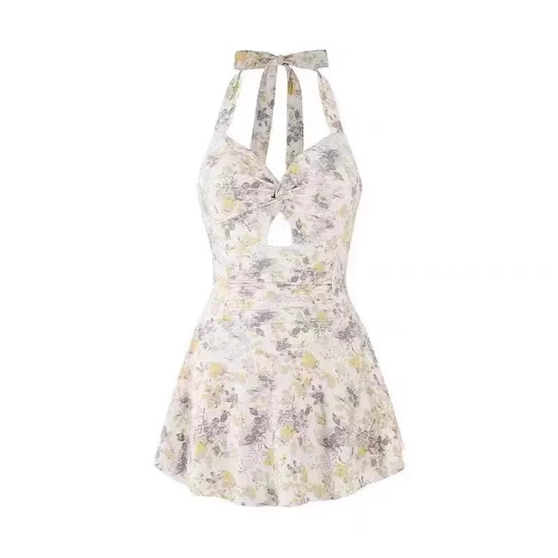 Un traje de baño de mujer con un vestido floral de una pieza, un pecho pequeño que reúne el encanto sexy y puro y los estilos que cuelgan al cuello