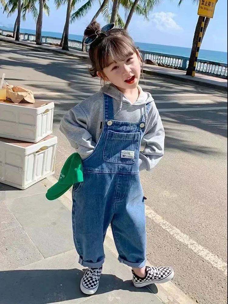 Tuta in Denim per bambini 2024 primavera ragazzi ragazze Casual Jeans larghi tute pantaloni con bretelle per bambini 1-6Y abbigliamento per bambini