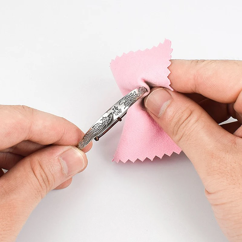 50 Stück Silberpoliertuch, Silberfarbene Reinigungstücher mit Einzelverpackung, weich und sauber für Schmuckwerkzeuge – Detail 2