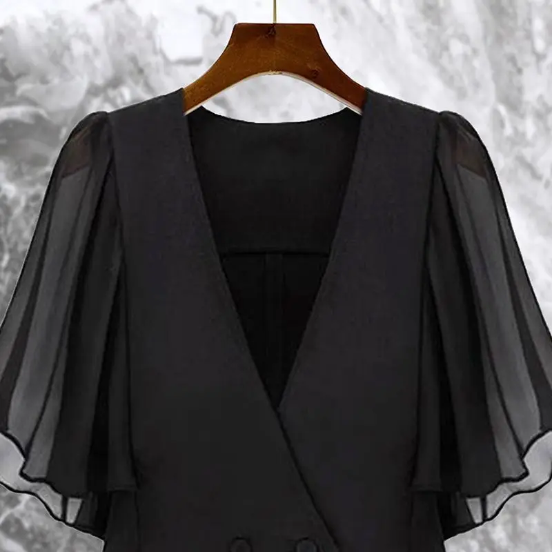 Haut noir à manches chauve-souris pour femmes, chemise française simple, décontractée et à la mode, épissage élégant, mince, col en V, nouveau, été, 2024