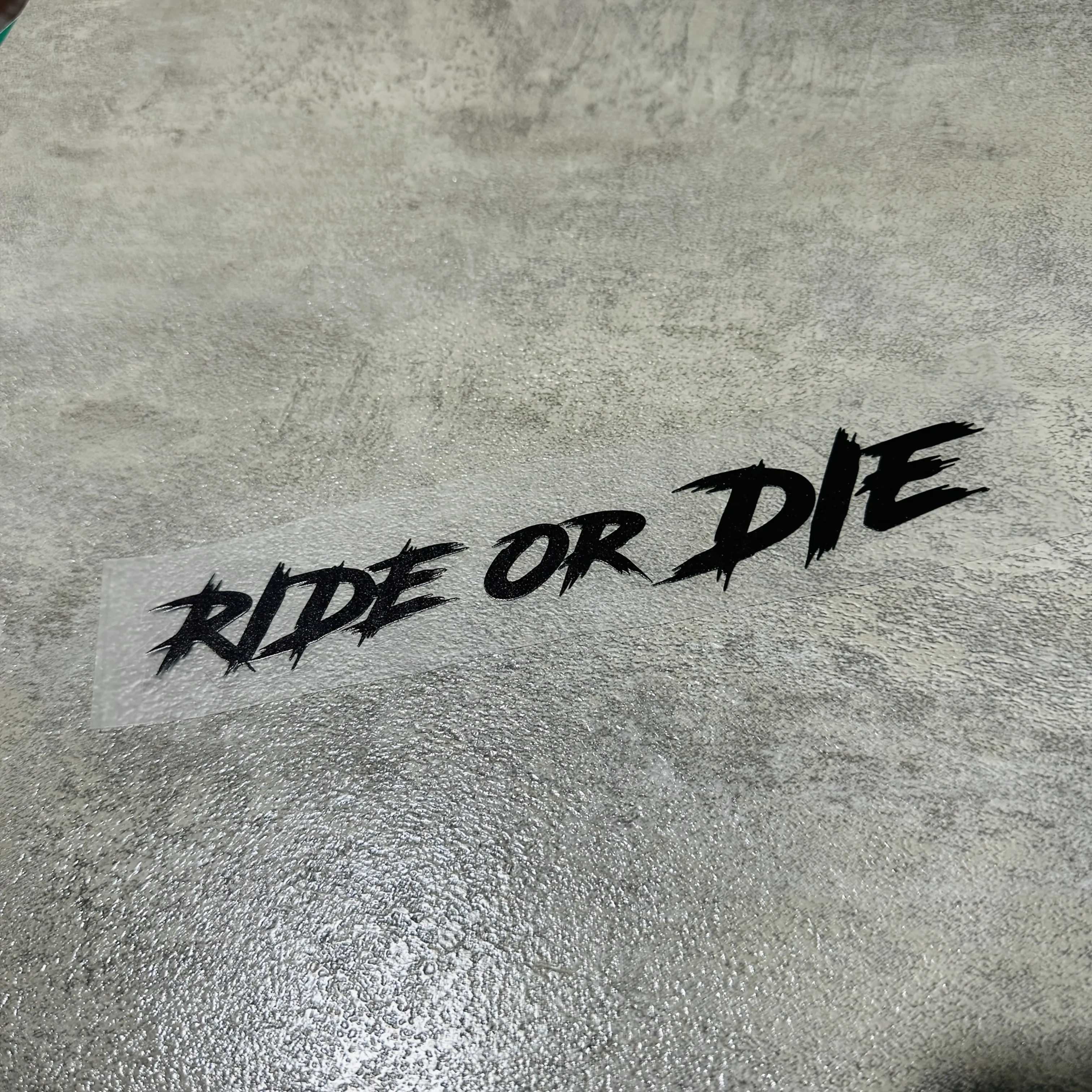 1 Stück SC MOTO GN Ride or Die Motorradhelmaufkleber – wasserfester Vinyl-Aufkleber mit rotem und weißem Schriftzug