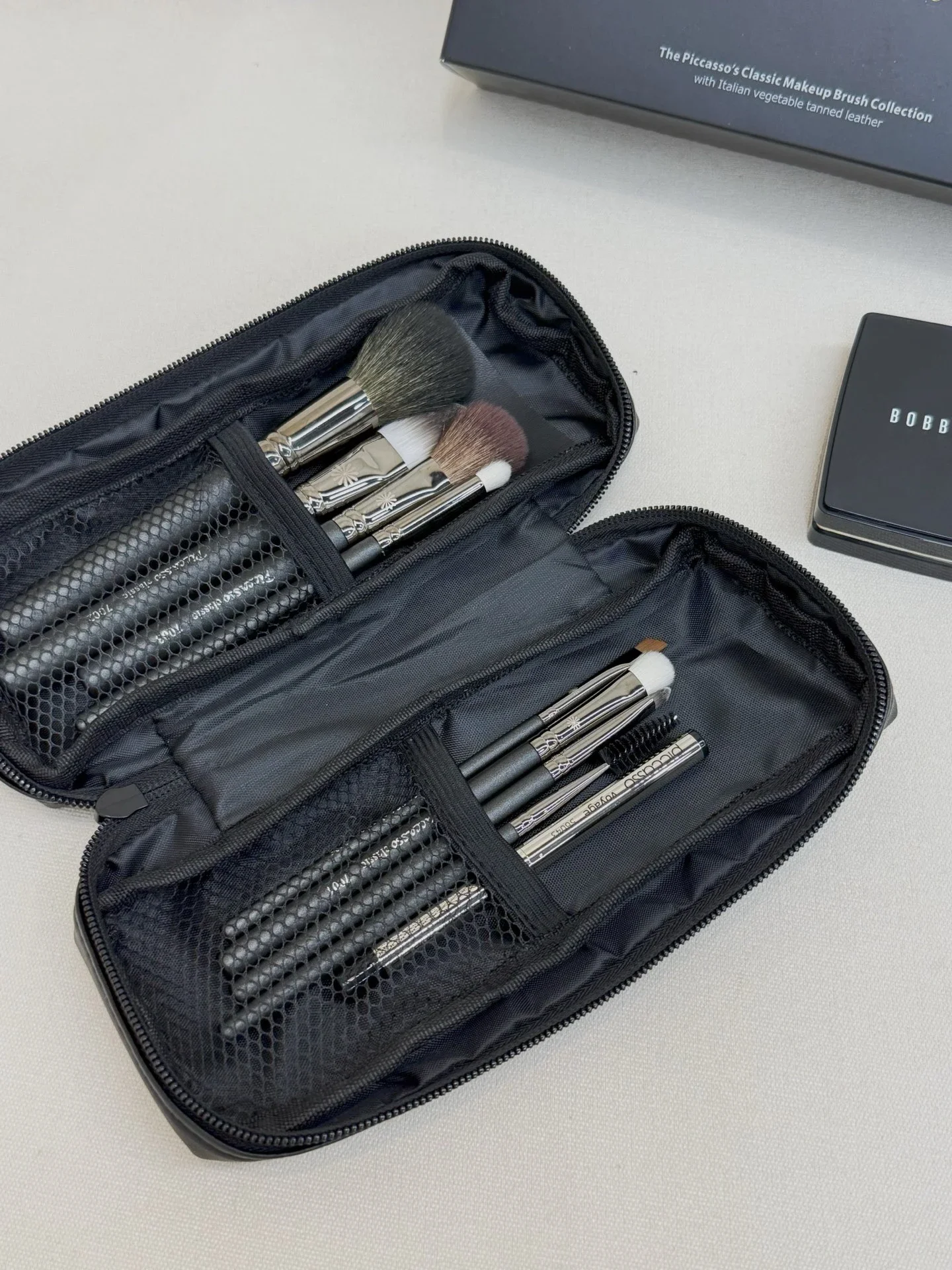 Von nackten Aquarellen bis hin zu reichhaltigen Ölen, dieses Pinselset hat alles, was Sie für ein luxuriöses Geschenk benötigen, hochwertige Make-up-Pinsel