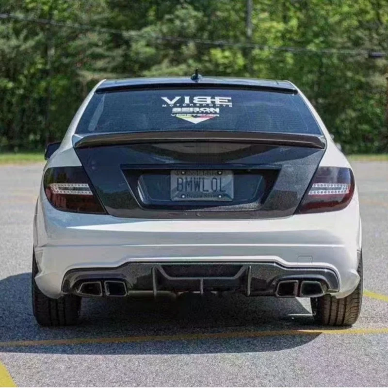 

Suitable for 2012-2014 Mercedes-Benz C-Class C63 W204 modified and upgraded carbon fiber rear lip with mesh