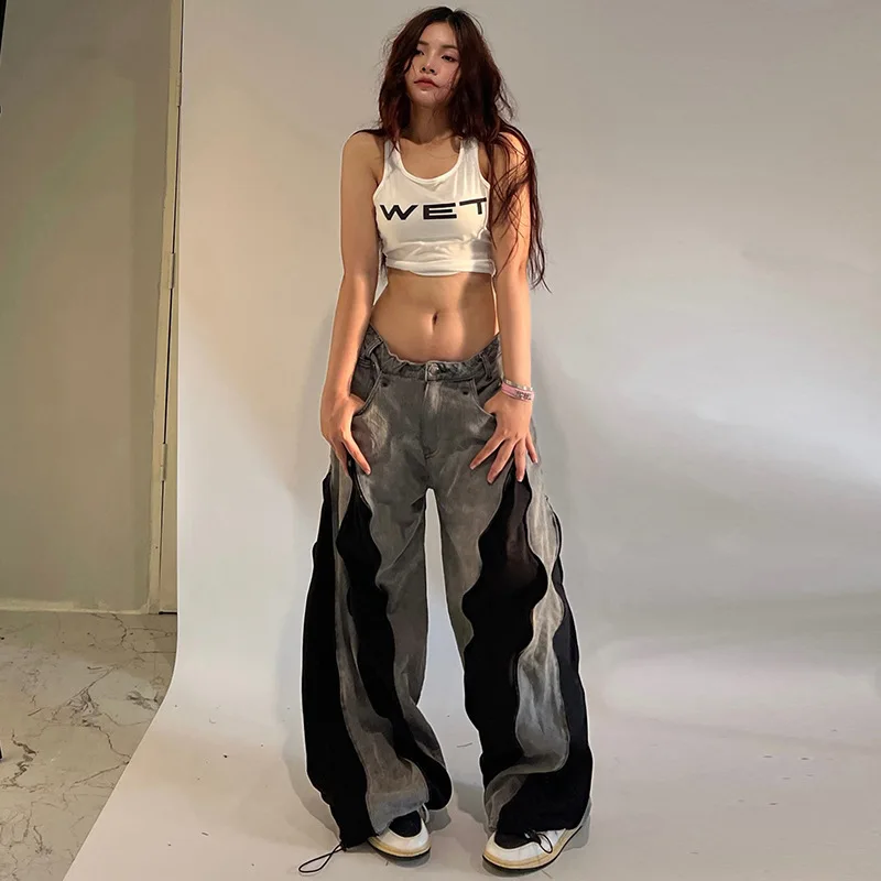 

Модные уличные законодатели моды, пряные девушки, заниженная талия, свободная широкая молния, красный и черный дизайн, контрастные джинсы