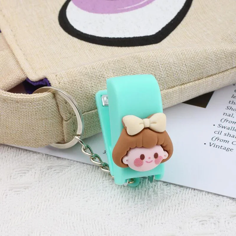 Mini grapadora de oso de dibujos animados para niñas, llavero Kawaii, cadena colgante, máquina de encuadernación de libros portátil, grapadora de archivos de papel para la escuela y la Oficina